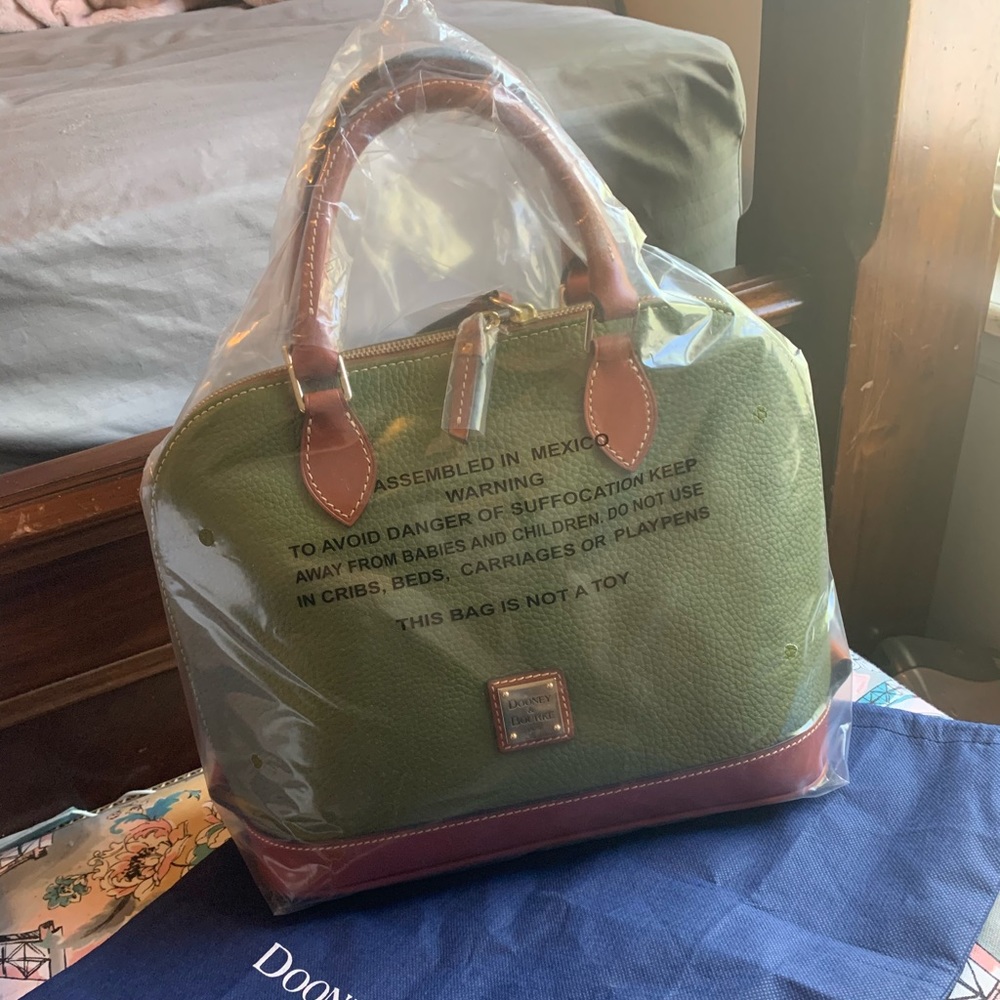 MNWT Dooney&Bourke pebble leather zip zip satchel